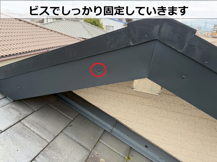 神戸市西区で塗装不可な木製破風板へガルバリウム鋼板をカバーする現場でビス固定