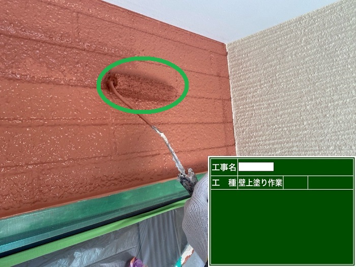 宝塚市の皆様へ2階建て32坪の外壁サイディング塗装をご紹介する現場で中塗り