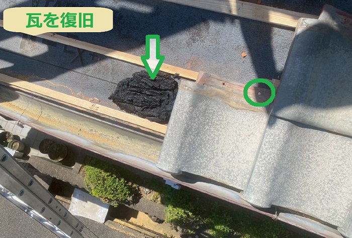 神戸市垂水区で面積17平米の下屋根釉薬瓦の葺き直し工事を行う現場で瓦復旧