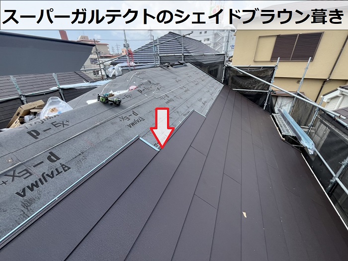 スーパーガルテクトのシェイドブラウンで屋根カバー工法を行った現場でスーパーガルテクト葺き