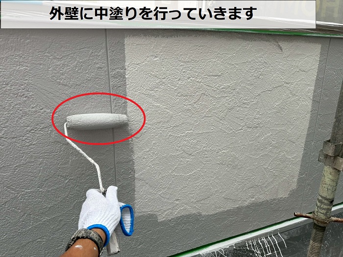 西宮市で日本ペイントのラジカル制御塗料パーフェクトトップで外壁塗り替えを行なう現場で中塗り