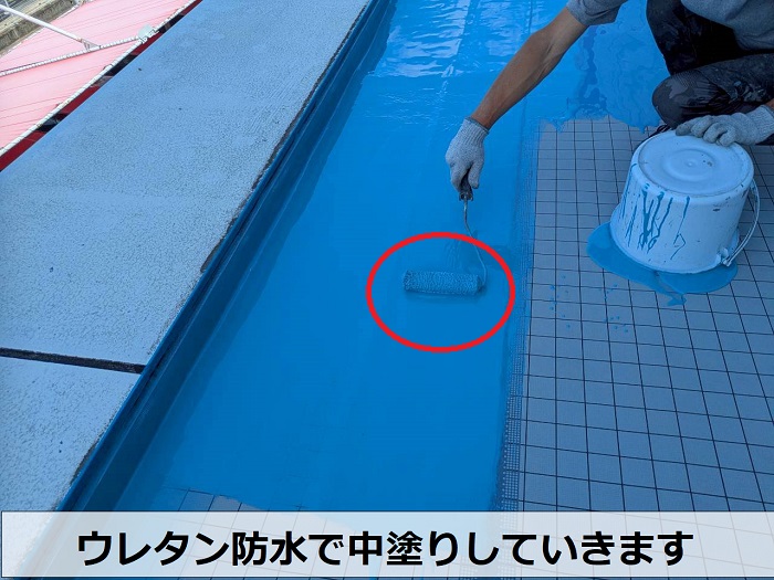 加古川市で商業施設の玄関屋根へウレタン防水を塗って雨漏り補修する現場でウレタン防水