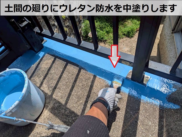 神戸市垂水区でひび割れた玄関前コンクリート土間の改修として長尺シートを貼る現場でウレタン中塗り