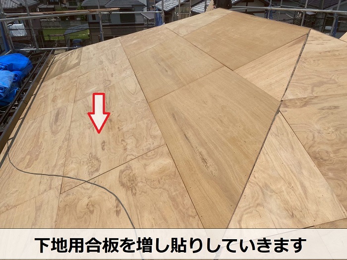 高砂市で雨漏りしている陶器瓦を防災瓦スーパートライへ葺き替える現場で下地用合板貼り