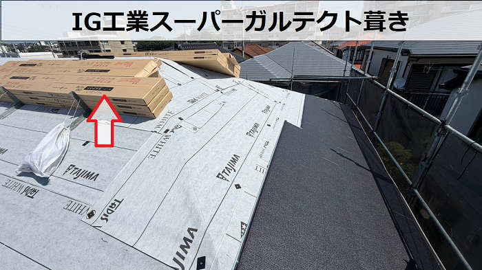 神戸市垂水区でヘーベルハウス戸建てのスレート屋根へカバー工法する現場で屋根葺き