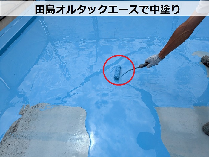 加古郡播磨町で田島オルタックエースを用いて屋上ウレタン防水工事を行う現場で中塗り