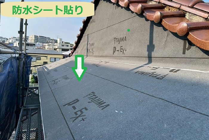 明石市で入母屋造りの部分的な瓦屋根リフォームを行う現場で防水シート貼り