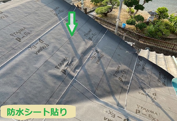 加古川市で瓦葺き直しを行う現場で防水シート貼り