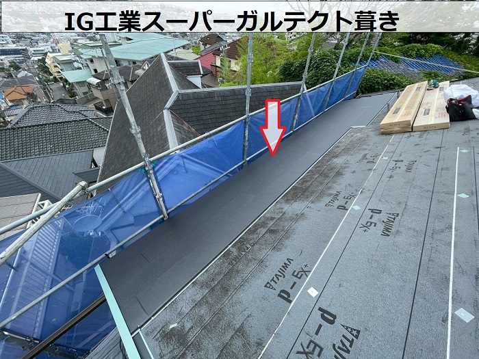 神戸市垂水区でノンアスベスト屋根材の改修工事でスーパーガルテクト葺き