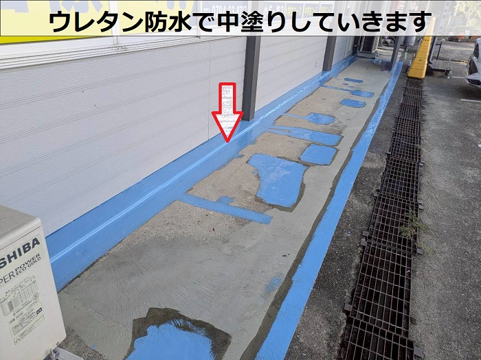 小野市でテナントの共用廊下に長尺シートを貼ってリフォームする現場でウレタン中塗り