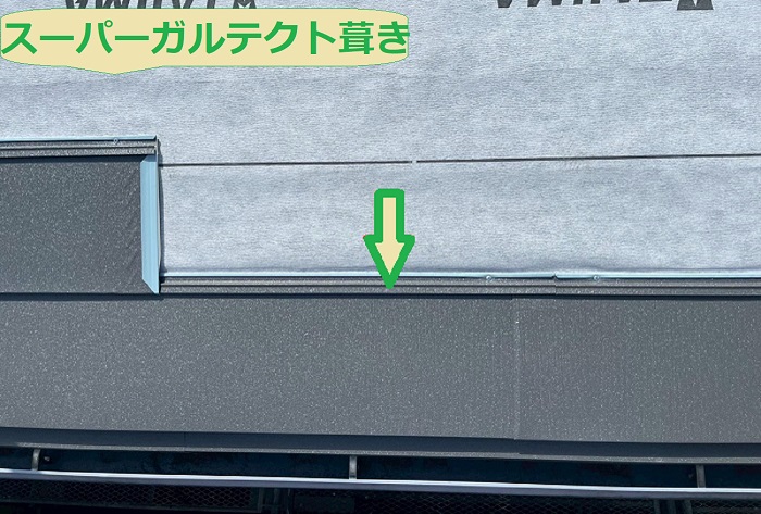 小野市でスーパーガルテクトを用いて屋根断熱工事を行う現場で屋根葺き