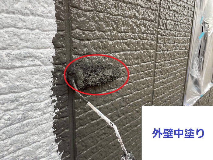 三木市で大和ハウス戸建ての外壁塗り替えで日本ペイントのラジカル制御を使用する現場で中塗り