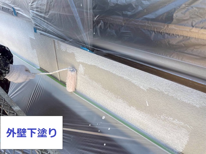 神戸市北区で日本ペイントのパーフェクトトップを用いて外装リフォームを行う現場で下塗り