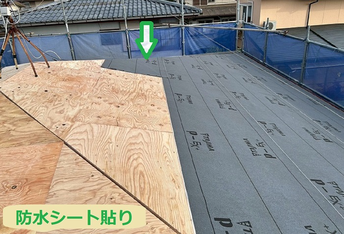 神戸市西区で施工面積83㎡寄棟のスレート屋根リフォームを行う現場で防水シート貼り