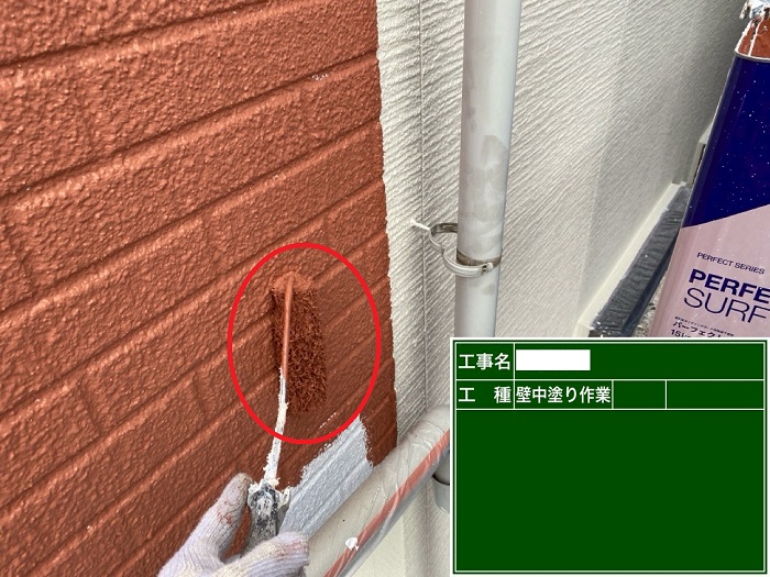 日本ペイントのラジカル制御を用いて外壁塗り替えで中塗り
