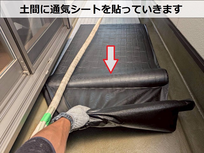高砂市で表面が剥がれたＦＲＰ防水にウレタン防水通気緩衝工法を行なう現場で通気シート貼り
