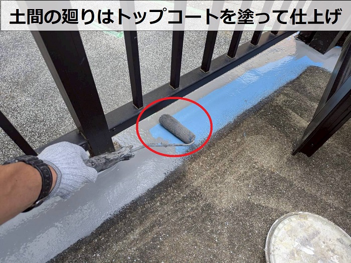神戸市垂水区でひび割れた玄関前コンクリート土間の改修として長尺シートを貼る現場でトップコート塗布