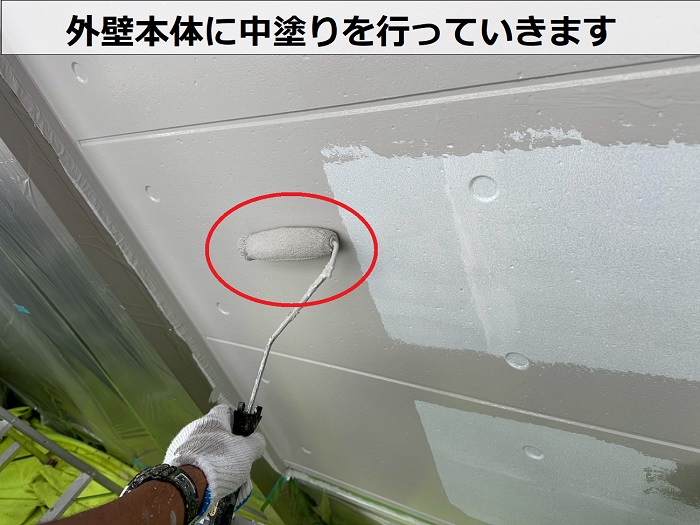 芦屋市で3階建て窯業サイディングの外壁塗装工事で中塗り