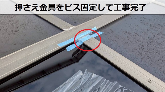 神戸市須磨区で割れたカーポート屋根の部分交換でタキロン製ポリカプレートを使用する現場でビス固定