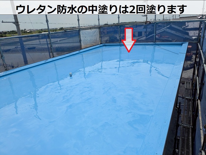 加古郡播磨町で田島オルタックエースを用いて屋上ウレタン防水工事を行う現場で2回目の中塗り