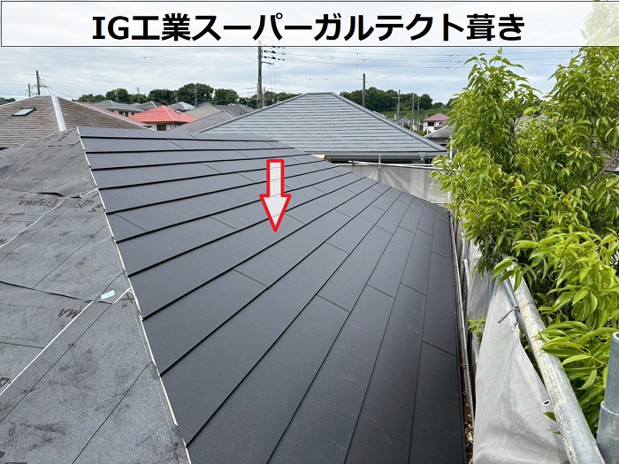 たつの市でアスベスト屋根材へのカバー工事でスーパーガルテクトを葺いている様子