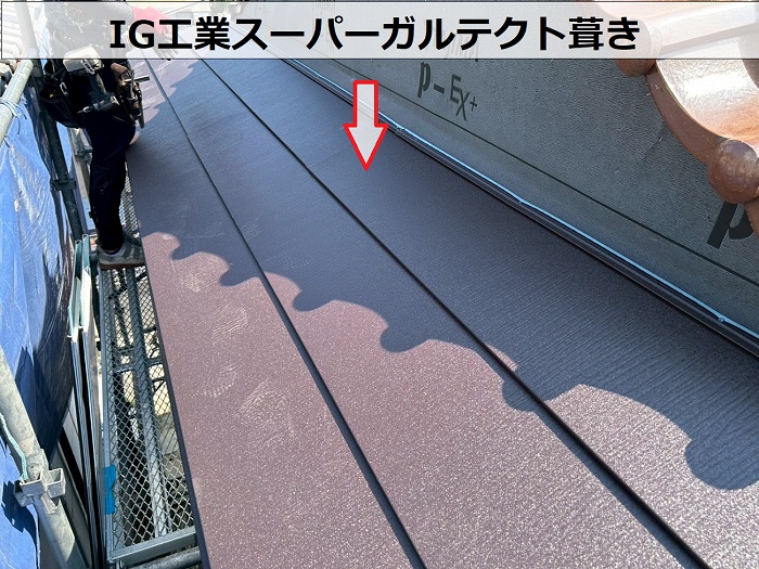 明石市で入母屋造りの瓦屋根を部分的にスーパーガルテクトへ葺き替える現場でスーパーガルテクト葺き