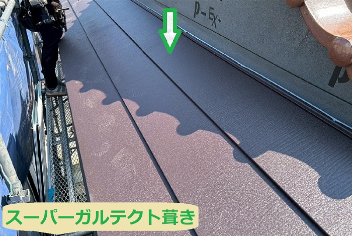 明石市で入母屋造りの部分的な瓦屋根リフォームを行う現場でスーパーガルテクト葺き