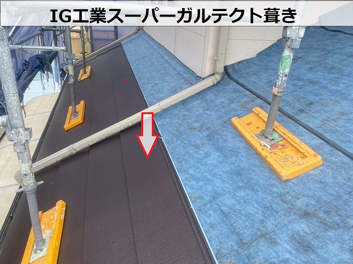 加古川市で粘着ゴムアスルーフィングを用いてソーラーパネル付きの屋根カバー工事でスーパーガルテクト葺き