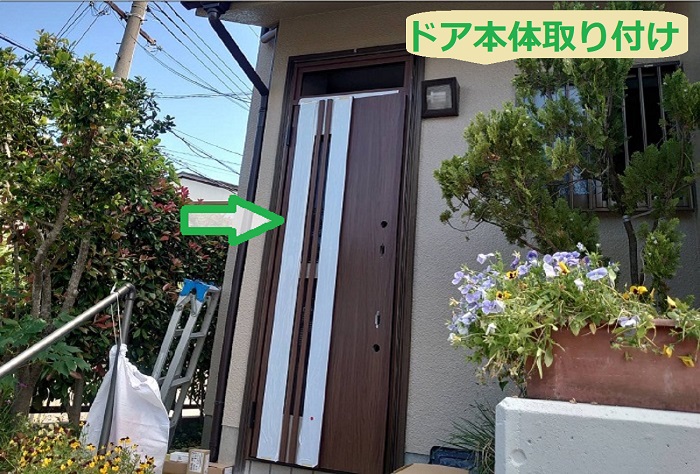 神戸市長田区で玄関ドアカバー工法を行う現場でドア本体取り付け