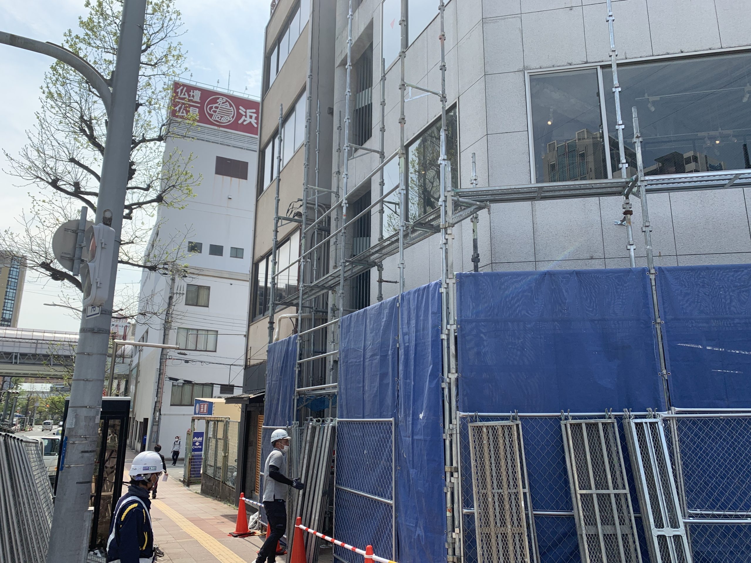 神戸市中央区での大規模修繕で仮設足場の地組をしている様子