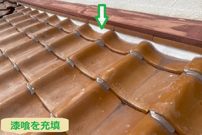 加古郡播磨町で釉薬瓦の雨漏り補修として谷板と漆喰の取り替えを行う現場で漆喰充填