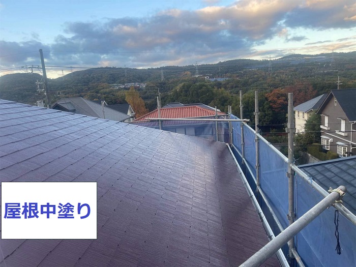 神戸市北区で色褪せたスレート屋根へ遮熱塗料で塗装で中塗り