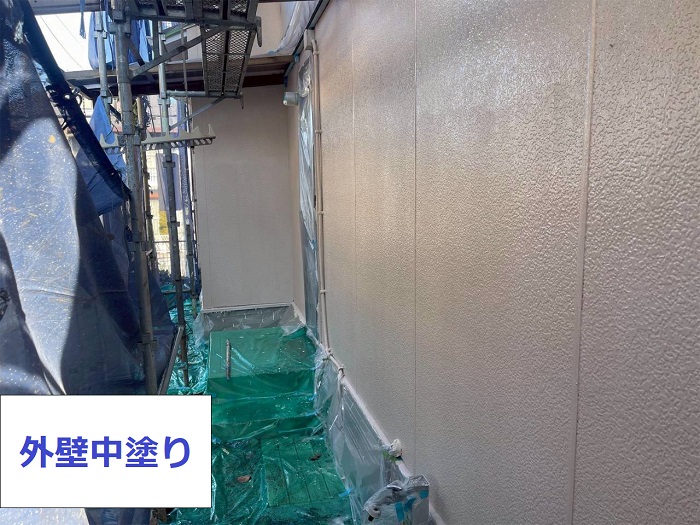 神戸市北区で日本ペイントのパーフェクトトップを用いて外装リフォームを行う現場で中塗り
