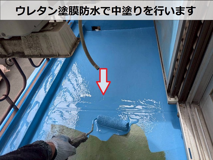 明石市で3階建てベランダのモルタル床へ塗膜防水で中塗り