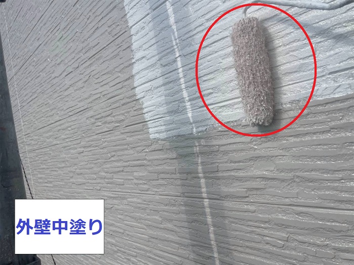 小野市でプレミアムシリコンを用いた外壁塗装工事を行った現場で中塗り