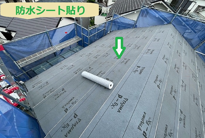 神戸市須磨区で施工面積５０㎡の切妻スレート屋根葺き替え工事で防水シート貼り