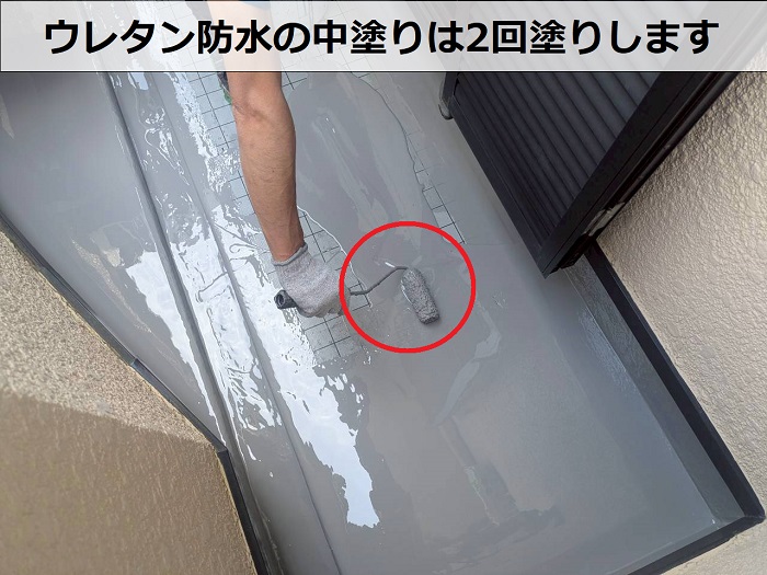 神戸市東灘区でＦＲＰ防水にウレタン防水通気緩衝工法を行い雨漏りを解消した現場で2回目の中塗り
