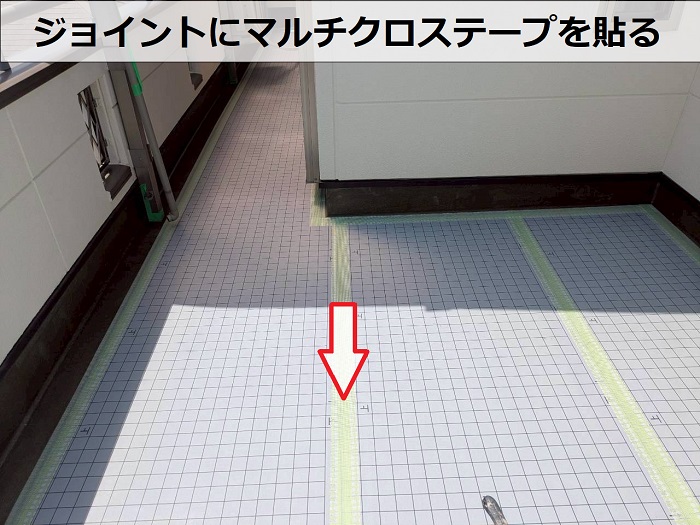 高砂市で表面が剥がれたＦＲＰ防水にウレタン防水通気緩衝工法を行なう現場でマルチクロステープ貼り