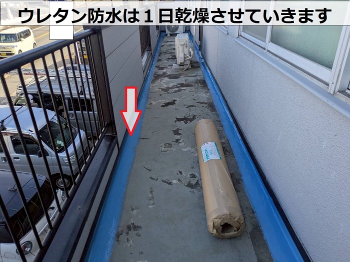 小野市でテナントの共用廊下に長尺シートを貼ってリフォームする現場でウレタン中塗り完了