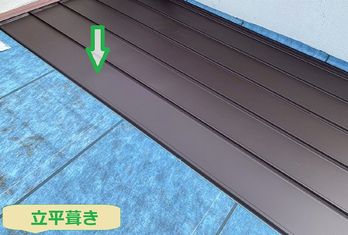 尼崎市で縦葺き屋根材の貼り替えを行う現場で立平葺き