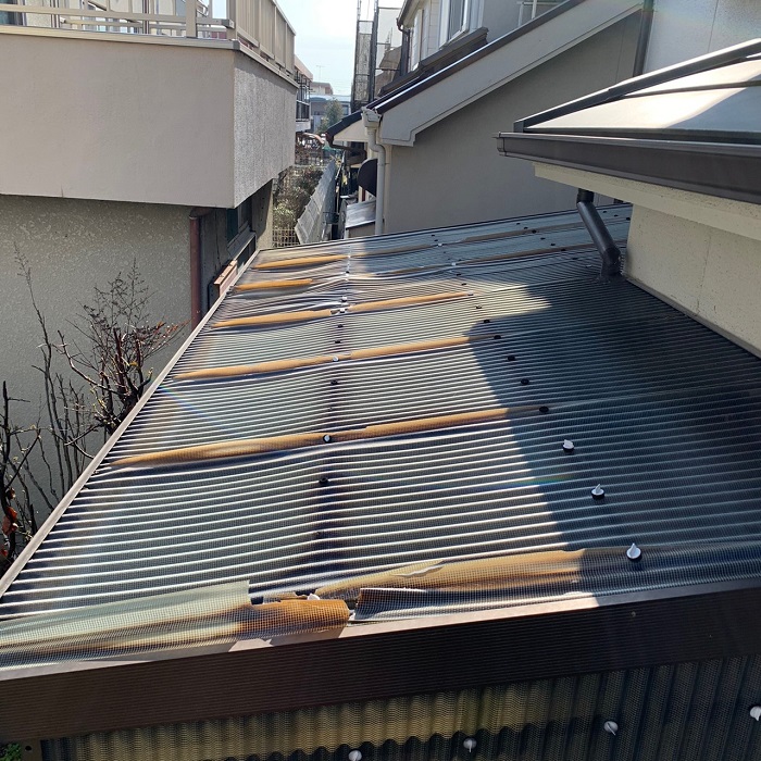 神戸市北区で物置屋根のポリカ波板を交換する前の様子