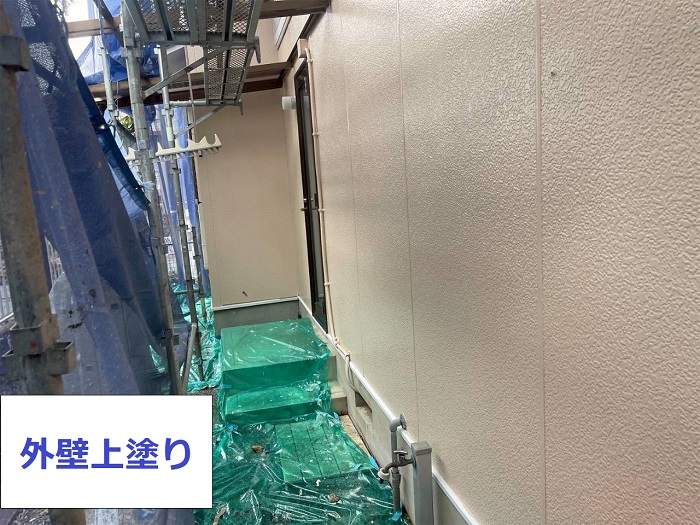 神戸市北区で日本ペイントのパーフェクトトップを用いて外装リフォームを行う現場で上塗り