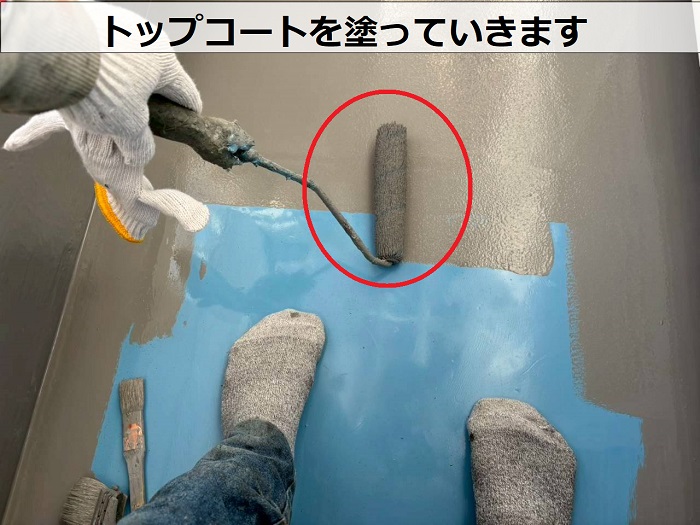 姫路市でひび割れたベランダ床にウレタン防水密着工法を行った現場でトップコート塗布