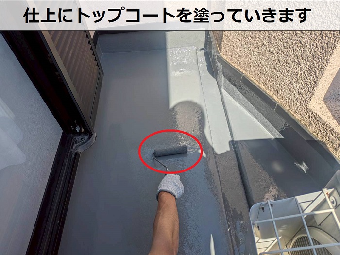 神戸市東灘区でＦＲＰ防水にウレタン防水通気緩衝工法を行い雨漏りを解消した現場でトップコート塗布