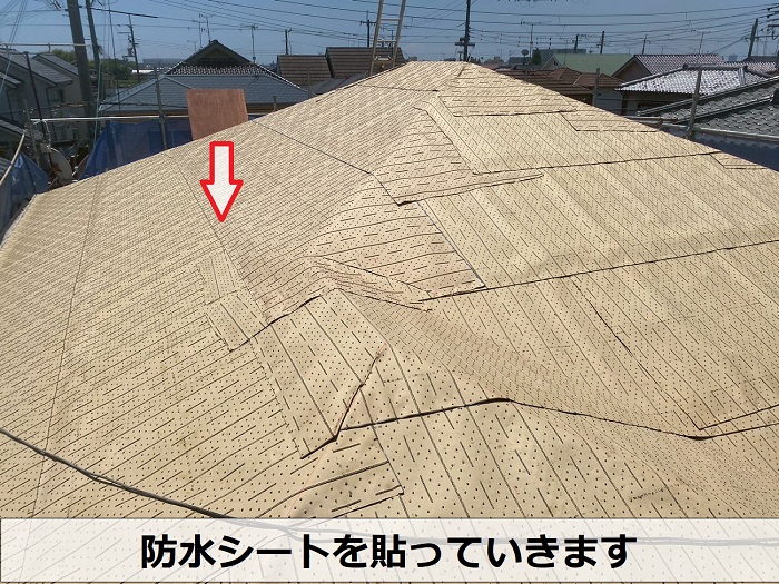神戸市西区で瓦屋根の耐震工事として乾式工法で屋根の軽量化を行なう現場で防水シート貼り