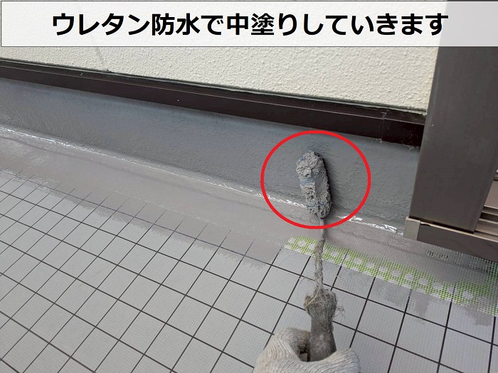 高砂市で表面が剥がれたＦＲＰ防水にウレタン防水通気緩衝工法を行なう現場でウレタン中塗り