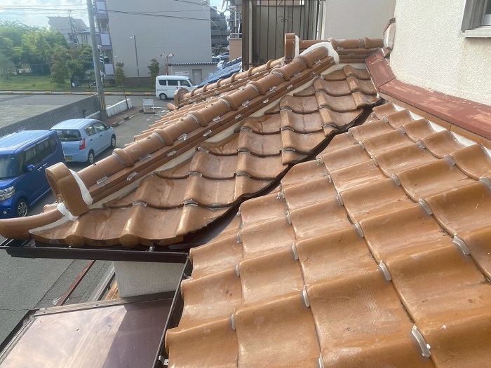 加古郡播磨町で1階部分への雨漏り修理として谷板金と漆喰を交換する現場で施工完了