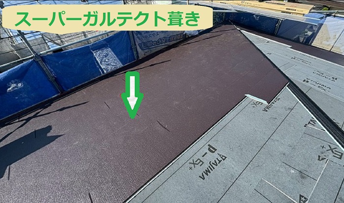 神戸市西区で施工面積83㎡寄棟のスレート屋根リフォームを行う現場でスーパーガルテクト葺き
