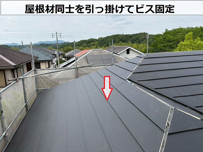 たつの市でアスベスト屋根材へのカバー工事でスーパーガルテクトをビス固定している様子