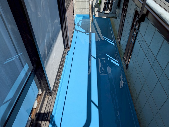 神戸市須磨区で大和ハウス戸建てのベランダ防水工事を行う現場で中塗り完了